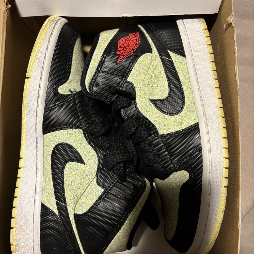 Nike Black and Green Sneakers. Women size 8